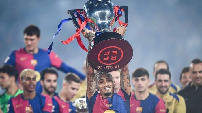 Один з фаворитів "Золотого мʼяча-2025" офіційно визначився з клубом на наступні три роки