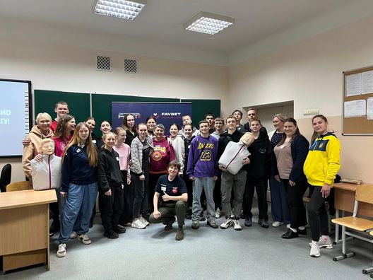 Favbet Foundation и FAST учат спасать жизни: новый этап тренингов для учеников спортивного лицея