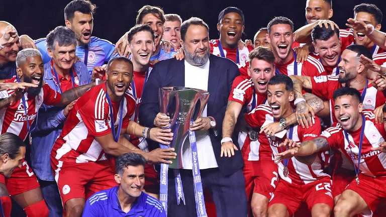 Яремчук святкує перемогу в чемпіонаті Греції / Фото ФК Олімпіакос Яремчук святкує перемогу в чемпіонаті Греції / Фото ФК Олімпіакос