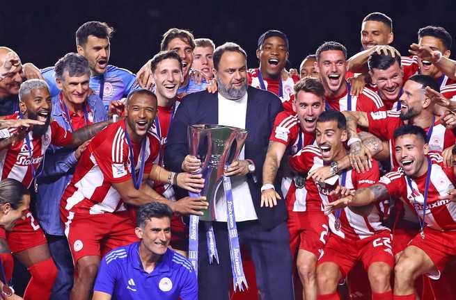 Яремчук святкує перемогу в чемпіонаті Греції / Фото ФК Олімпіакос