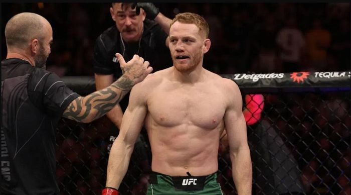 Австралієць став новим чемпіоном UFC, розбивши носа супернику – відео кривавої рубки