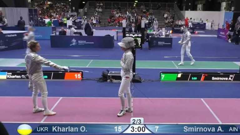 Харлан отказывается пожимать руку россиянке / Скриншот Харлан отказывается пожимать руку россиянке / Скриншот