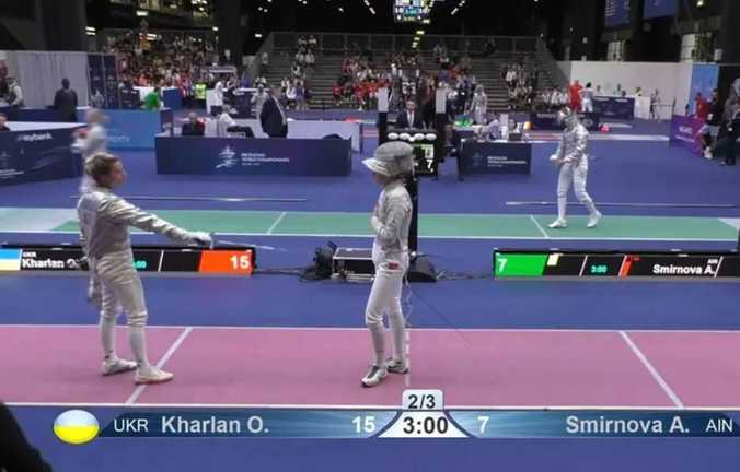 Харлан отказывается пожимать руку россиянке / Скриншот