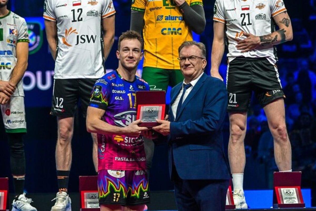 Олег Плотницький отримує нагороду найкращого догравальника / Фото CEV