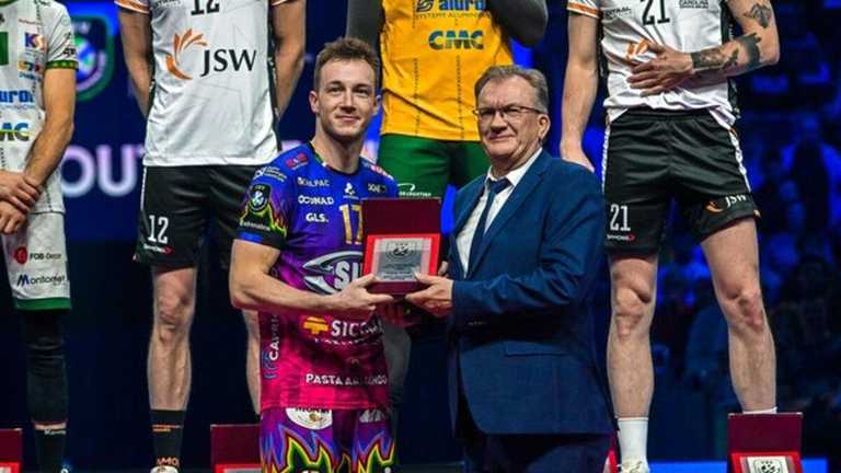 Олег Плотницький отримує нагороду найкращого догравальника / Фото CEV Олег Плотницький отримує нагороду найкращого догравальника / Фото CEV