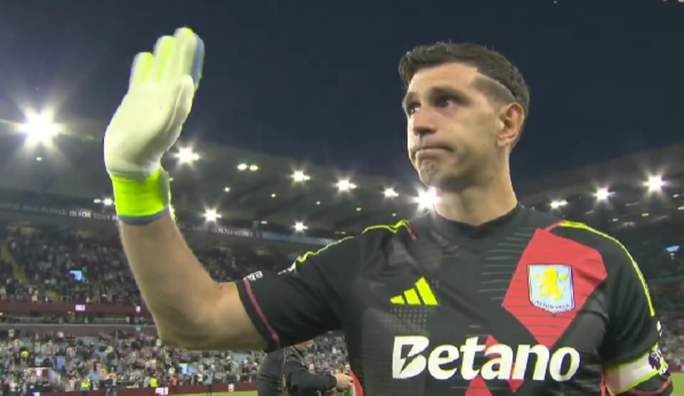 Опальный чемпион мира по футболу расплакался после матча, намекнув на уход из клуба АПЛ – видео