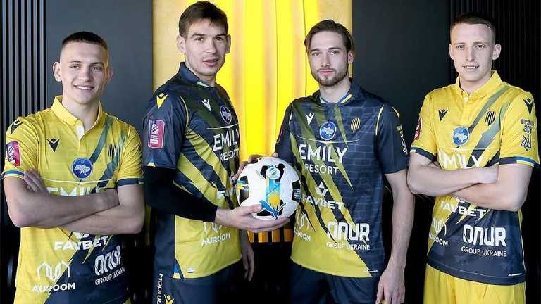 Артур Рябов (крайній зліва) / ФК Рух Артур Рябов (крайній зліва) / ФК Рух