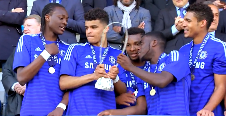 Гравці Челсі після перемоги над Шахтарем / Скріншот Гравці Челсі після перемоги над Шахтарем / Скріншот