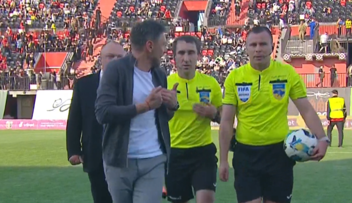 Тренер Вереса й арбітри / Скріншот
