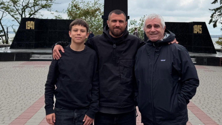 Василь Ломаченко з сім'єю / Фото з соцмереж Василь Ломаченко з сім'єю / Фото з соцмереж