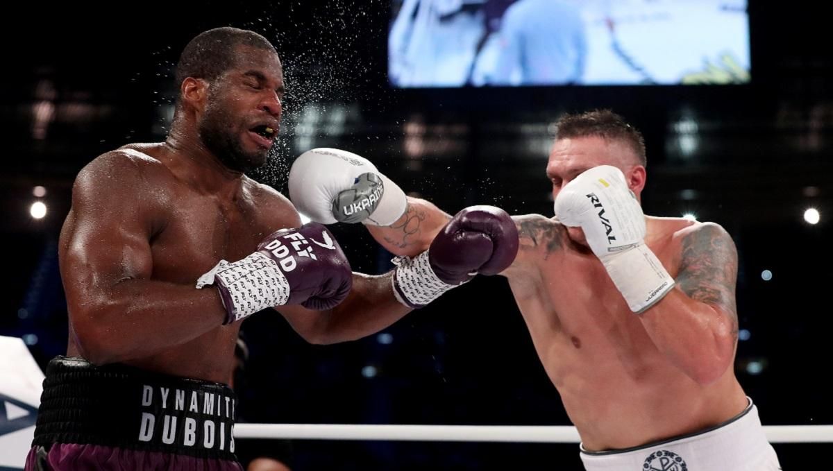 Усик атакує Дюбуа / Фото Getty Images
