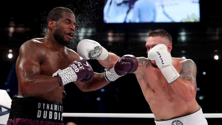 Усик атакует Дюбуа / Фото Getty Images Усик атакует Дюбуа / Фото Getty Images