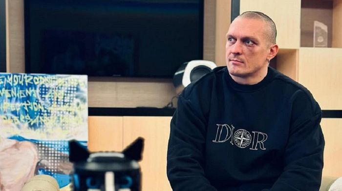 Усик виконав запальний танець на тренуванні, на фоні українець лупцює Дюбуа – відео