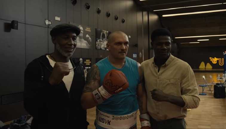 Леннокс Льюїс відвідав табір Усика / Скріншот з відео Леннокс Льюїс відвідав табір Усика / Скріншот з відео