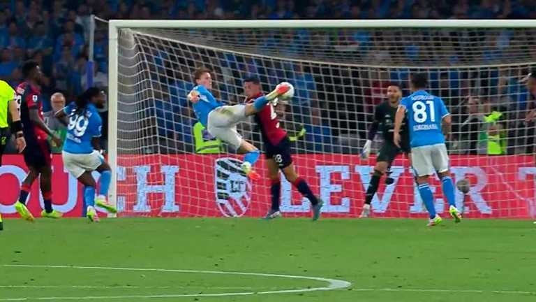 Скотт Мактоминай забивает в ворота Кальяри / скриншот Скотт Мактоминай забивает в ворота Кальяри / скриншот