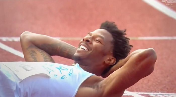 Чемпіон світу виграв міжнародний забіг з бар'єрами, борючись з членом, який вислизав з шортів – ВІДЕО 18+