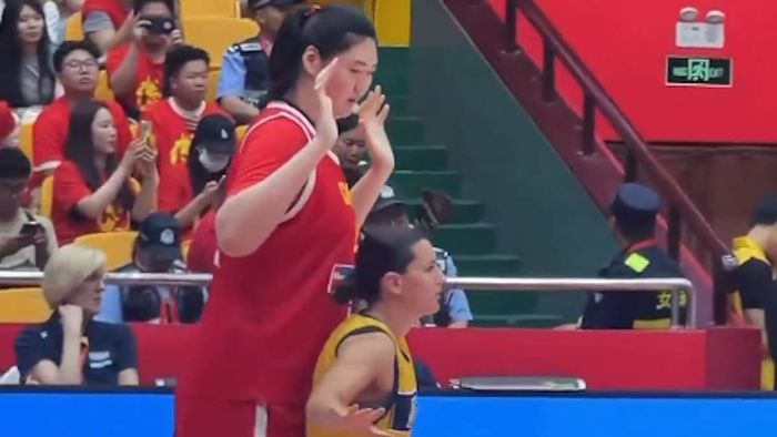 Гігантська баскетболістка дебютувала за збірну Китаю: суперниці шоковані, Вембаньяма заздрить