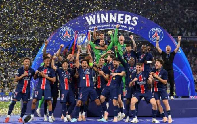 ПСЖ празднует победу в финале ЛЧ / Фото x.com/PSG_English