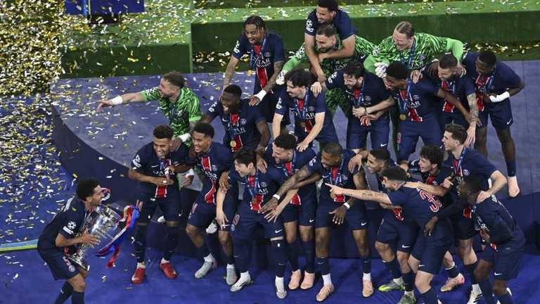 Игроки ПСЖ празднуют победу / Фото Getty Images