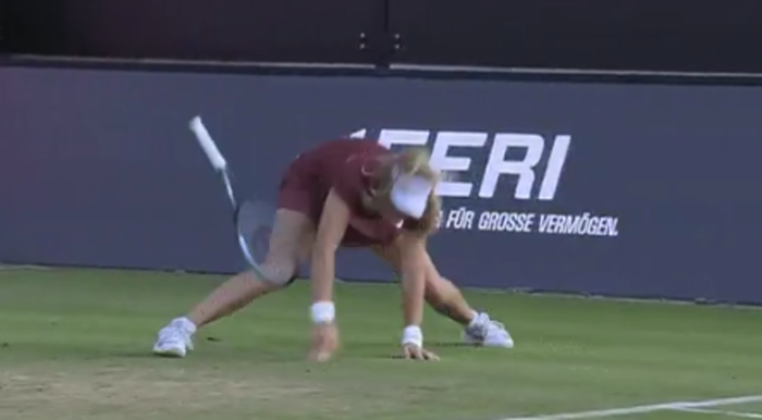 Російська тенісистка знову кидалась ракеткою під час програшного матчу – відео скаженої поведінки