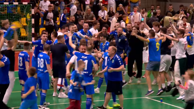 ХІТ святкує перемогу / Скріншот ХІТ святкує перемогу / Скріншот