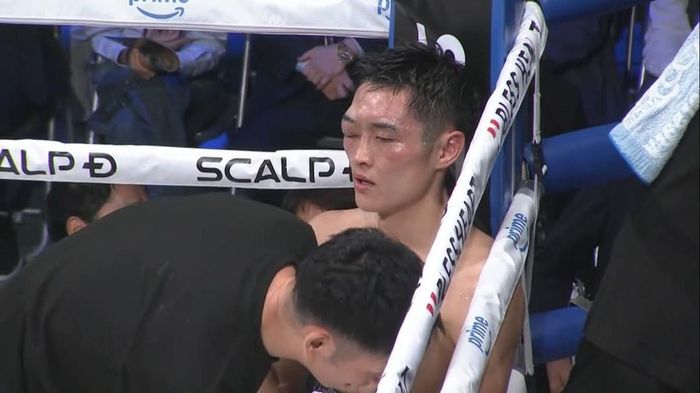 Чемпион мира по боксу нокаутом выиграл второй титул, расквасив глаз соперника –кадры ужасной травмы