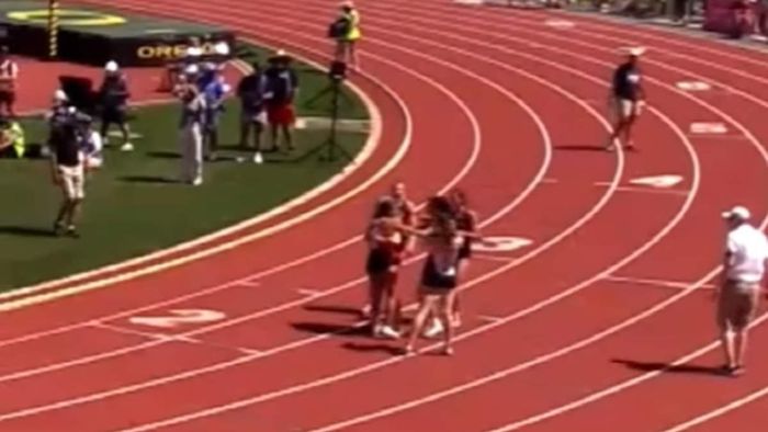 Американська студентка виграла забіг із бар'єрами, фінішувавши подвійним перекидом – відео моменту