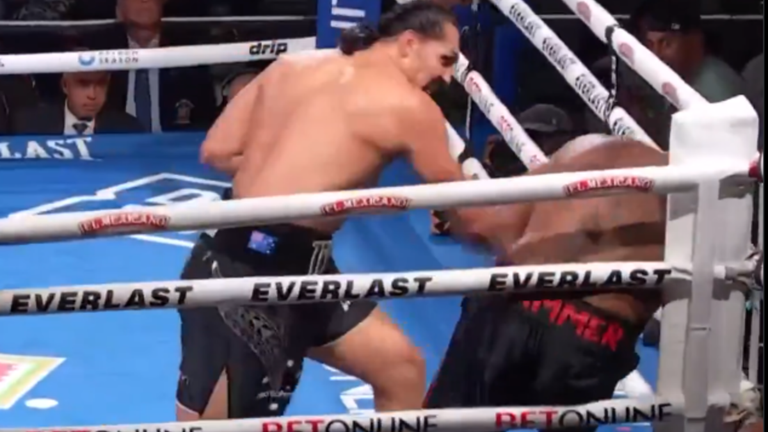 Теремоана Джуніор нокаутує суперника / Скріншот Теремоана Джуніор нокаутує суперника / Скріншот