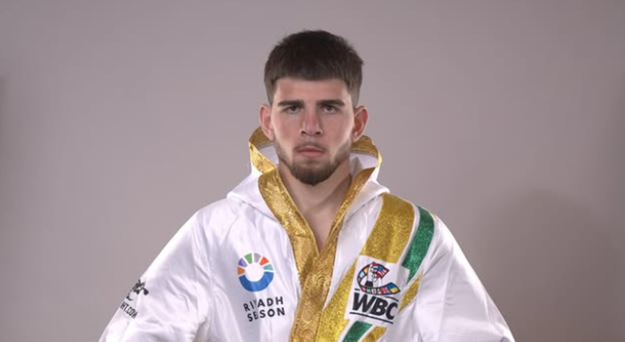 Украинский боксер побывал в нокдауне, но вышел в четвертьфинал Гран-при WBC в Саудовской Аравии