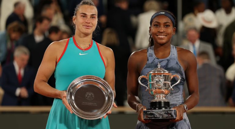 Соболенко та Гофф на нагородженні переможниці Ролан Гаррос / Jean-Charles Caslot / FFT