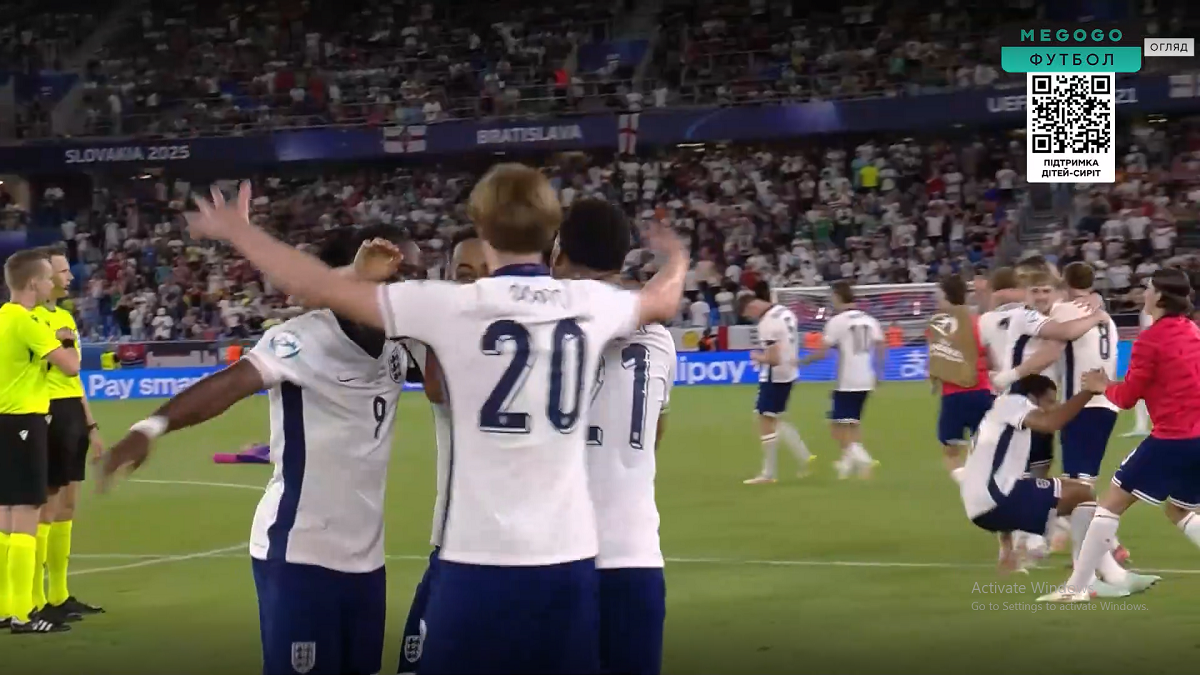 Сборная Англии празднует титул / Скриншот с трансляции Сборная Англии празднует титул / Скриншот с трансляции