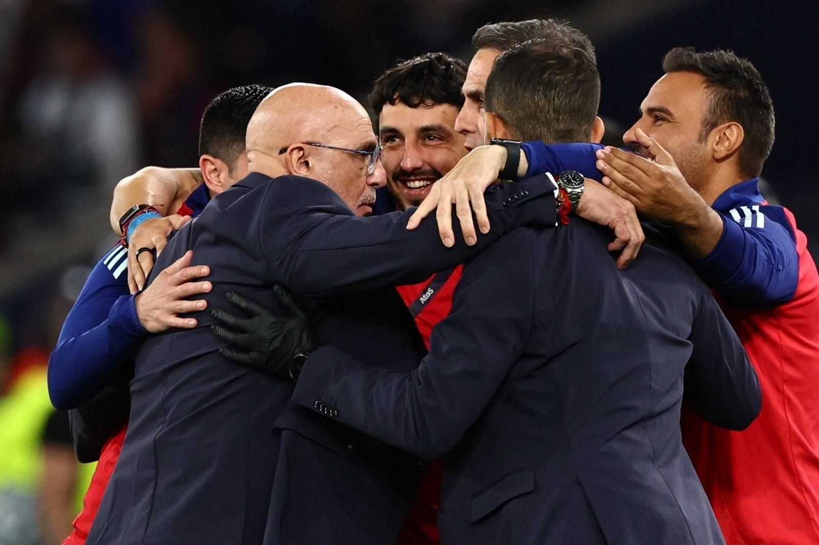 Де ла Фуенте з тренерським штабом / Фото EFE