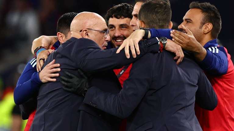 Де ла Фуенте з тренерським штабом / Фото EFE Де ла Фуенте з тренерським штабом / Фото EFE