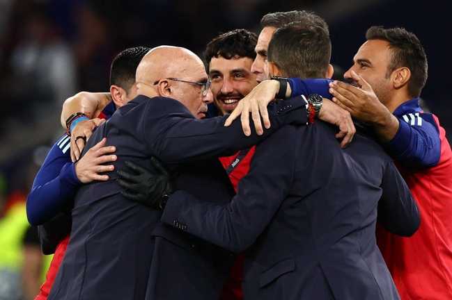 Де ла Фуенте з тренерським штабом / Фото EFE