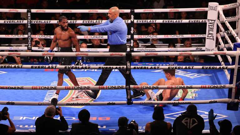 Круз відправив Мішіро у нокдаун / Фото CHRISTIAN MURRUGARRA Круз відправив Мішіро у нокдаун / Фото CHRISTIAN MURRUGARRA