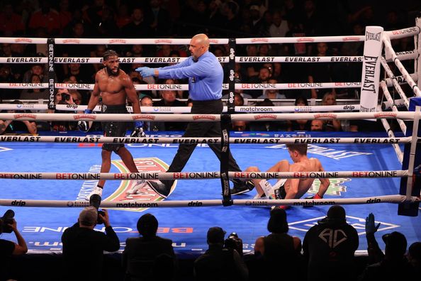 Олимпийский чемпион по боксу уничтожил соперника нокаутом в 5 раунде – видео