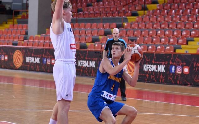 Збірна України U-18 з баскетболу розгромно влетіла одному з фаворитів на старті юнацького Євробаскету