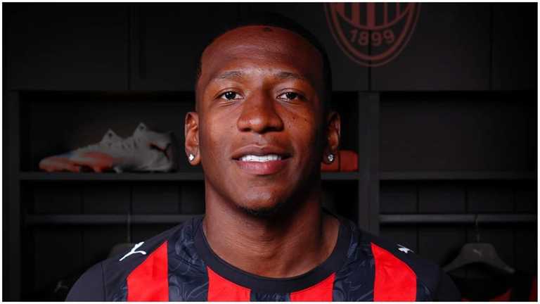 Первис Эступиньян / ФК Милан Первис Эступиньян / ФК Милан