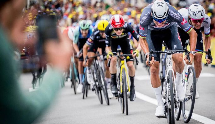 На Тур де Франс вчинили зухвале пограбування – у французької команди вкрали велосипеди