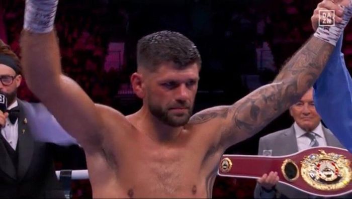 Екс-чемпіон світу з боксу виграв титул у дебюті в новій вазі, повернувшись після тривалої паузи