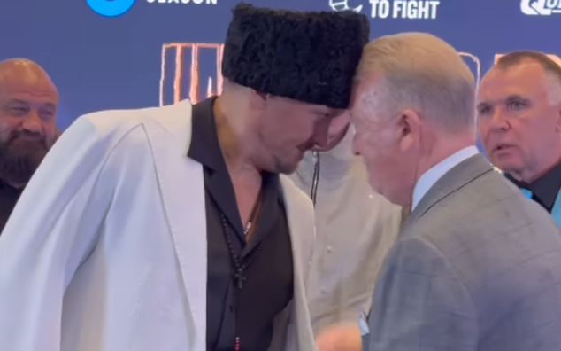 Усик устроил стычку с 73-летним промоутером Дюбуа – видео