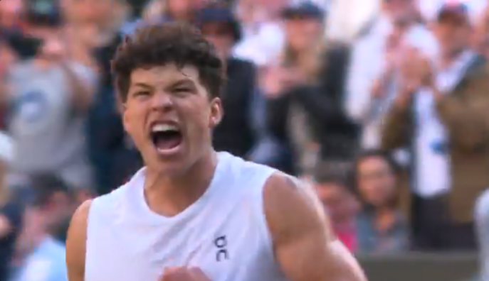 Звездный теннисист оформил блестящий камбэк и пробился в четвертьфинал Уимблдона