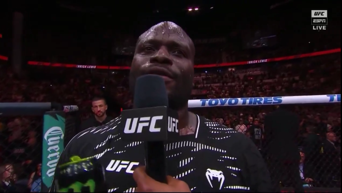 Боец UFC вызвал жену на бой после сокрушительной победы за минуту – снял трусы и позвонил Трампу