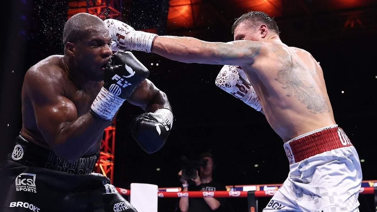 Усик атакує Дюбуа / Фото Getty Images