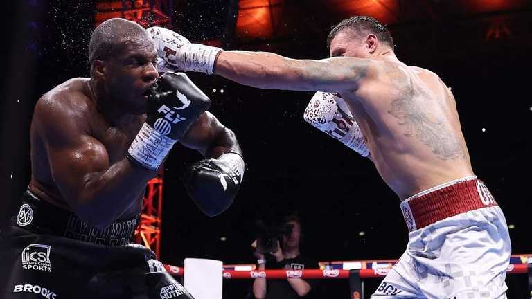 Усик атакует Дюбуа / Фото Getty Images Усик атакует Дюбуа / Фото Getty Images