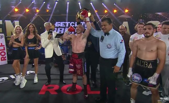 Нокаут у 4 раунді: російський боксер зганьбився на очах у Ф'юрі й віддав титул – відео побиття