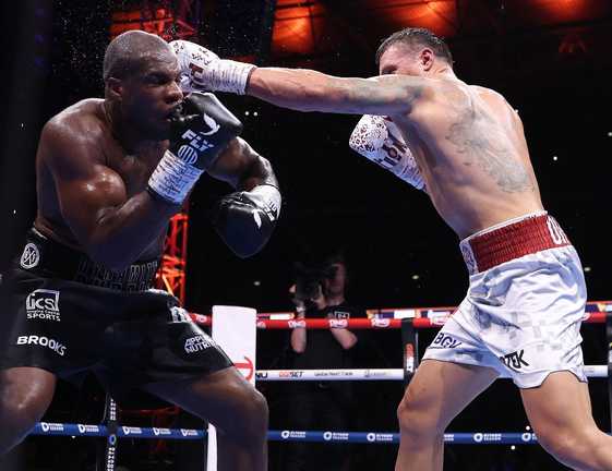Фото с поединка Александра Усика против Даниэля Дюбуа / Getty Images