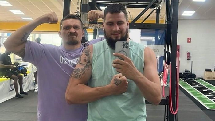 Усик провів 280 раундів зі сербським хевівейтером – підготовка до реваншу з Дюбуа у розпалі