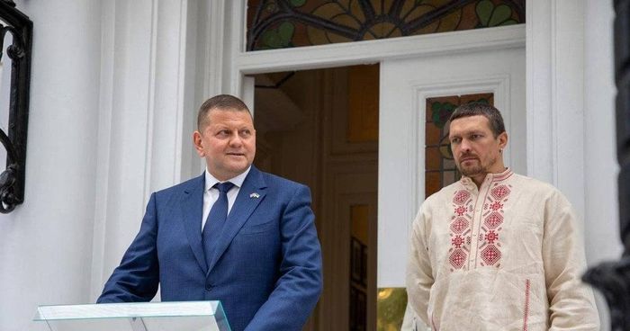 Залужний привітав Усика з перемогою над Дюбуа: "Дякуємо, козаче"