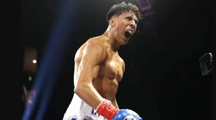 Син легендарного екс-чемпіона світу за 35 секунд нокаутував ветерана – відео нищівного удару
